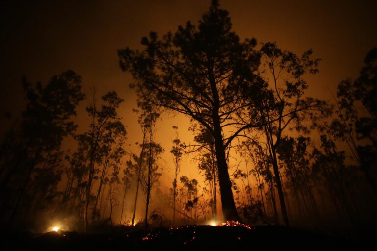 As fortes choivas poden provocar deslizamentos de terras nas zonas afectadas polos lumes
