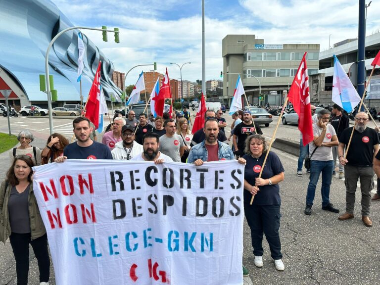 Protestas de traballadores da limpeza en GKN de Vigo contra a precarización das súas condicións