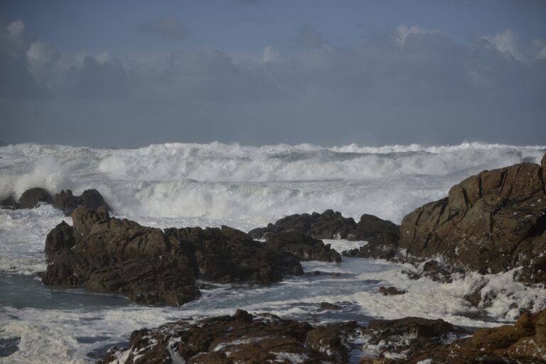 Rescatan a tres tripulantes dun pesqueiro galego que sufriu unha vía de auga entre Cíes e Ons