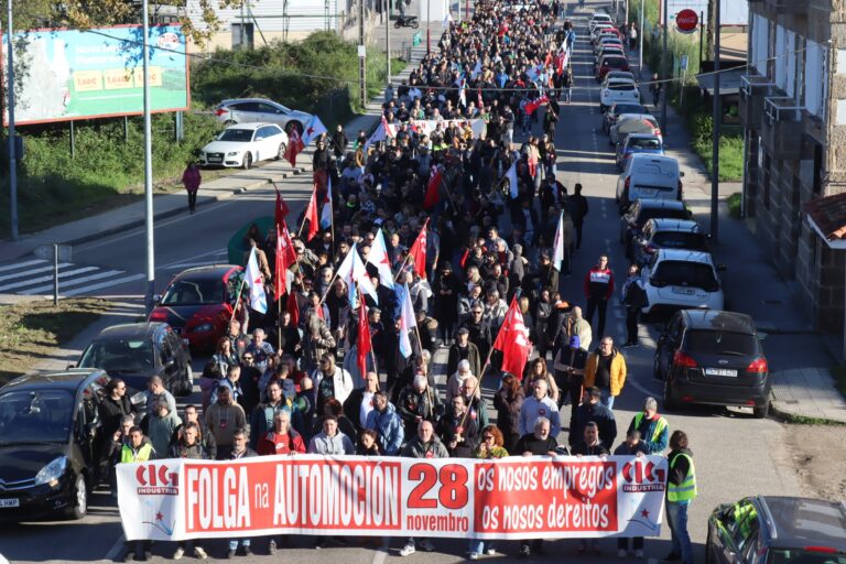 A CIG alerta da “crise profunda” na automoción galega nunha xornada de paro con centos de manifestantes en Vigo