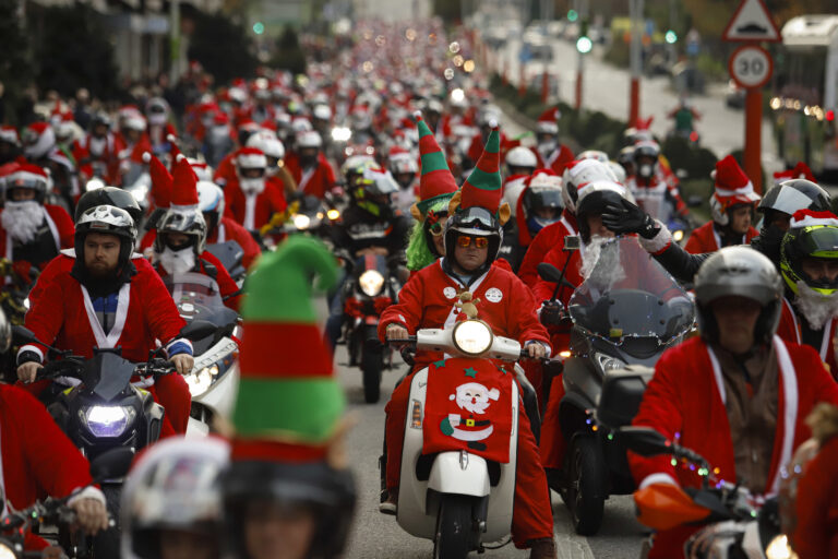 Papá Noel toma un ano máis as rúas de Vigo en moto