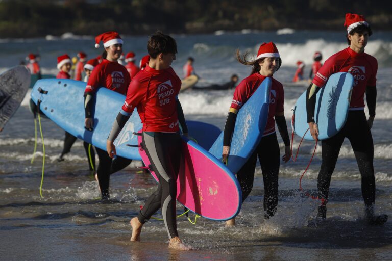 Os papanoeles volven surfear na praia de Patos