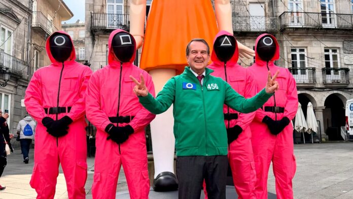 Caballero escoltado polos gardas koreanos do xogo da lura de Netflix | Foto Concello de Vigo