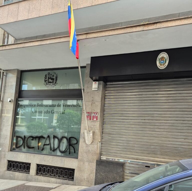 Aparece unha pintada coa mensaxe “ditador” no Consulado de Venezuela en Vigo