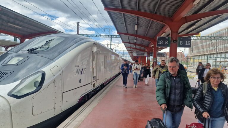 Zamora Sí lanza un boicot  para impedir que os viaxeiros vigueses teñan billetes de AVE dispoñibles