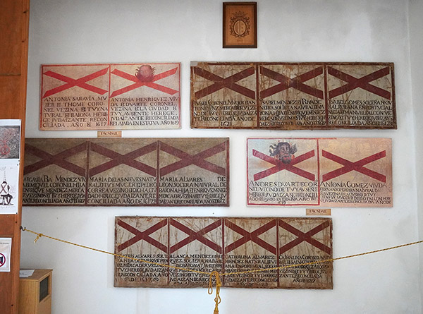 Sambenitos no Museo Diocesano de Tui. Foto. Turismo Rías Baixas