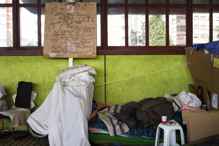 O peche arredor da antiga estación de buses de Vigo fai que varias persoas sen fogar busquen alternativas