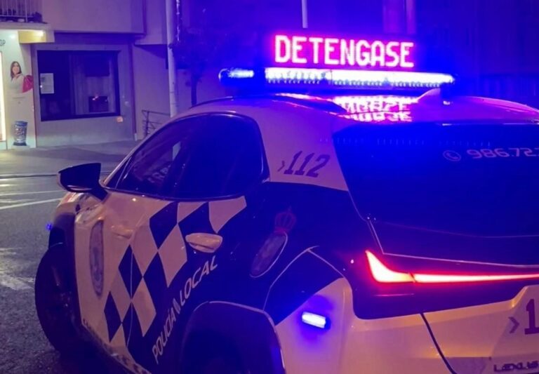 Tres feridos leves nun accidente na Gran Vía de Vigo que terminou cun coche envorcado