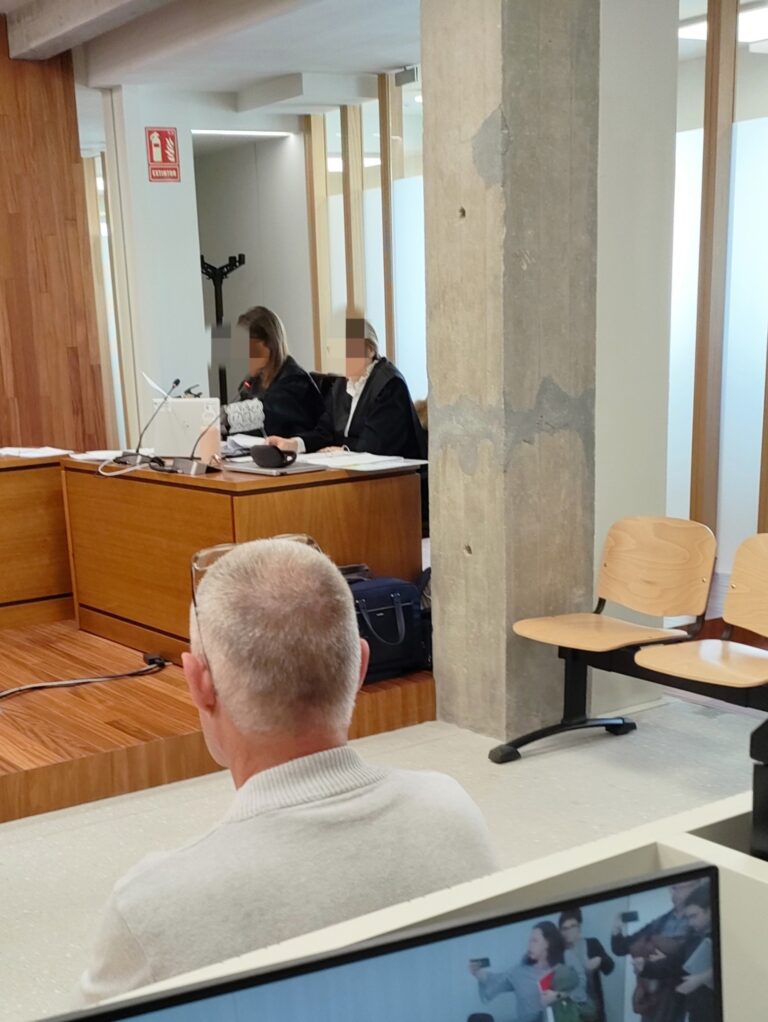 O acusado de abusar do fillo da súa parella en Vigo négao: “Xamais, (…) a súa nai mataríame”