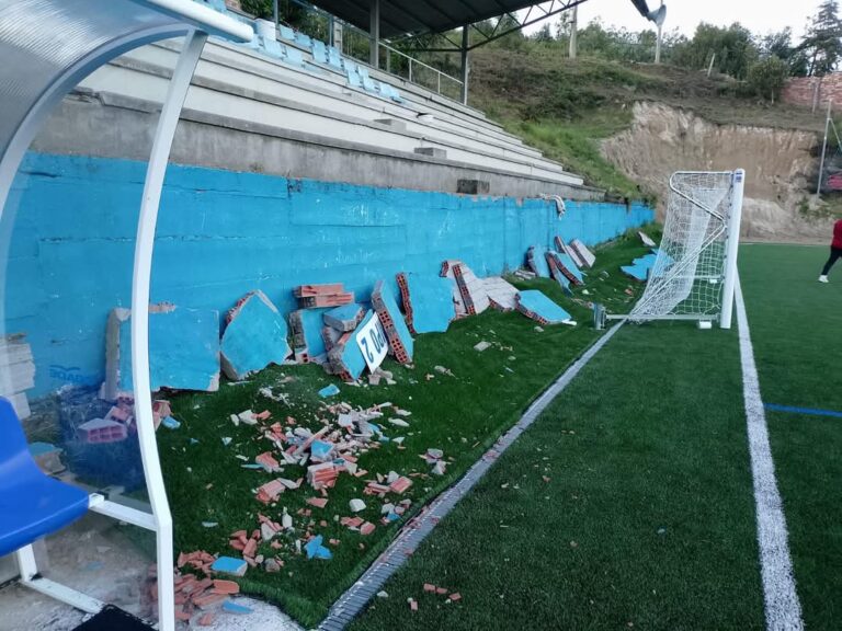 Varios feridos, entre eles un xogador, tras ceder un muro das gradas no campo de fútbol do Gondomar