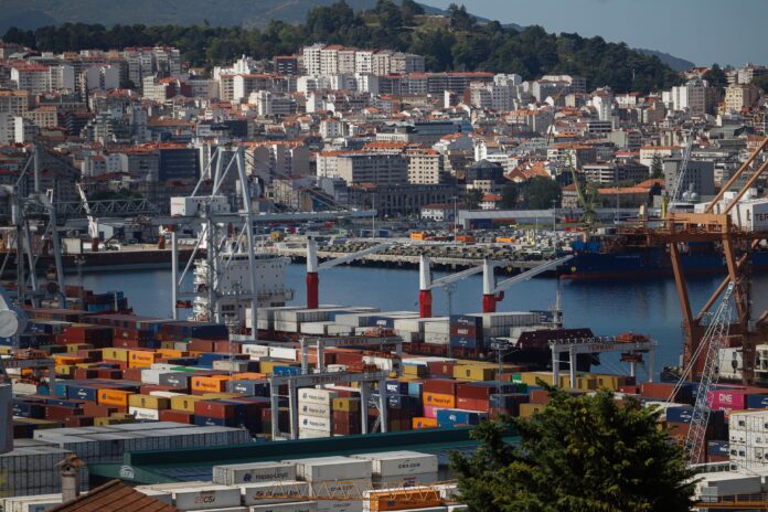 A Garda Civil e o Servizo de Vixilancia Aduaneira rexistran un buque atracado no Porto de Vigo, procedente de Brasil, pola sospeita de que transportaba droga no seu casco.. Adrián Irago - Europa Press