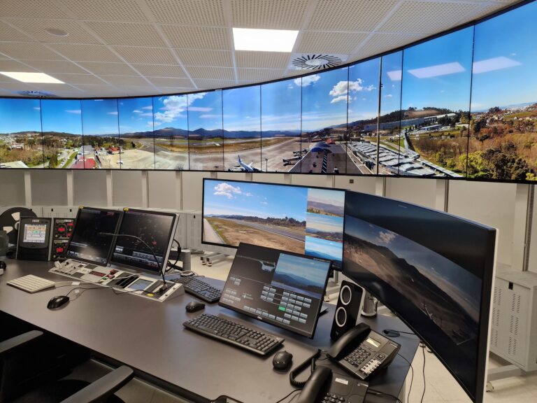 Controladores aéreos alertan de que a torre virtual de Peinador “limita a operatividade” e “degrada o servizo”