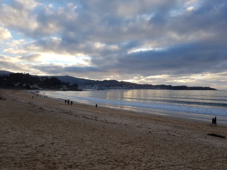 Falece unha persoa tras ser rescatada do mar por un particular en Nigrán