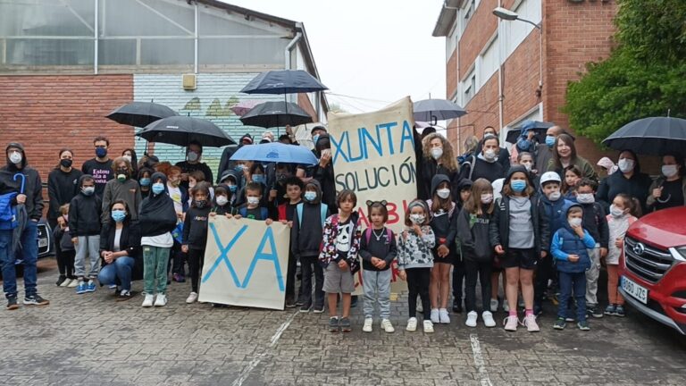 A comunidade educativa do CEIP Chans Bembrive concéntrase para esixir a renovación dos teitos do centro