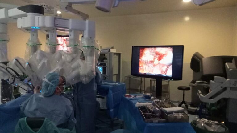 Cirurxiáns do Álvaro Cunqueiro de Vigo extirpan un tumor de próstata cunha soa incisión por primeira vez no mundo