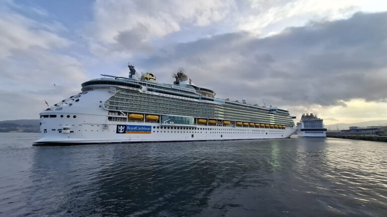 O porto de Vigo recibe dous cruceiros con escala simultánea e 13.000 turistas a bordo