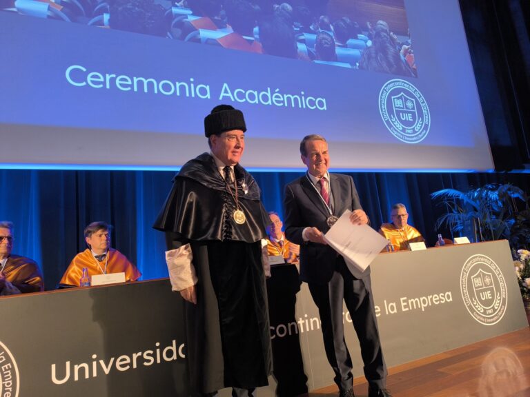 A universidade de Abanca entre a súa medalla a Caballero e apadriña a súa promoción de 2025