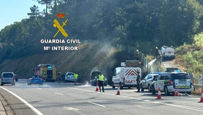 Cortado parcialmente o tráfico na ligazón da A-55 coa AP-9 en Mos polo incendio dun vehículo. GARDA CIVIL