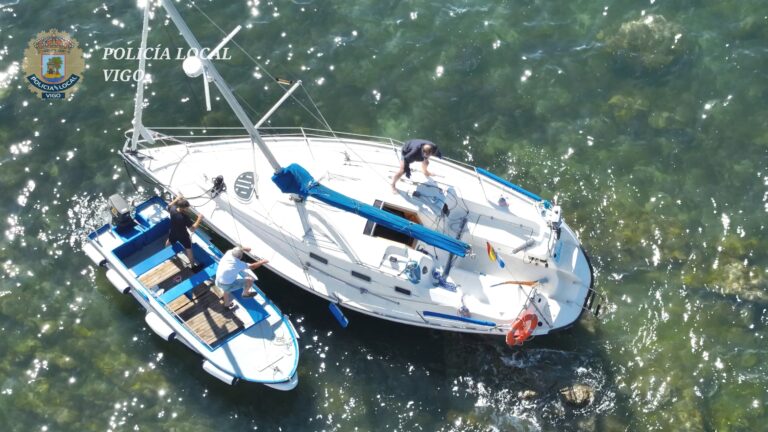 Rescatan un veleiro á deriva e encallado na costa de Vigo sen ninguén a bordo