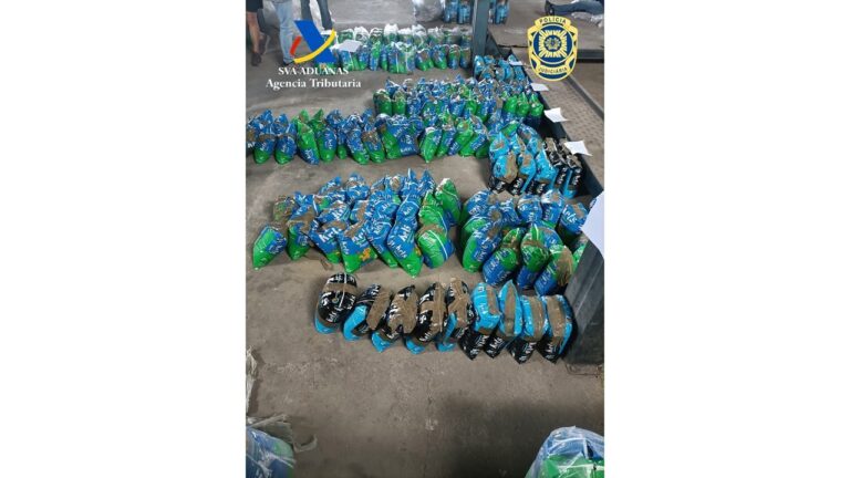 Operativo antidroga descobre 400 quilos de cocaína ocultos en sacos de area de gato no porto de Vigo