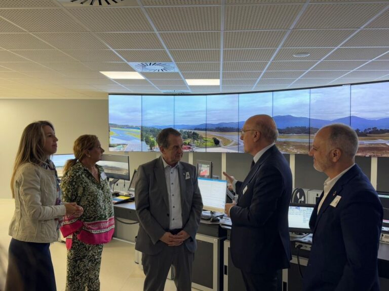 Caballero, “encantado” de que Peinador sexa o primeiro aeroporto de España con torre de control dixital: “É a vangarda”