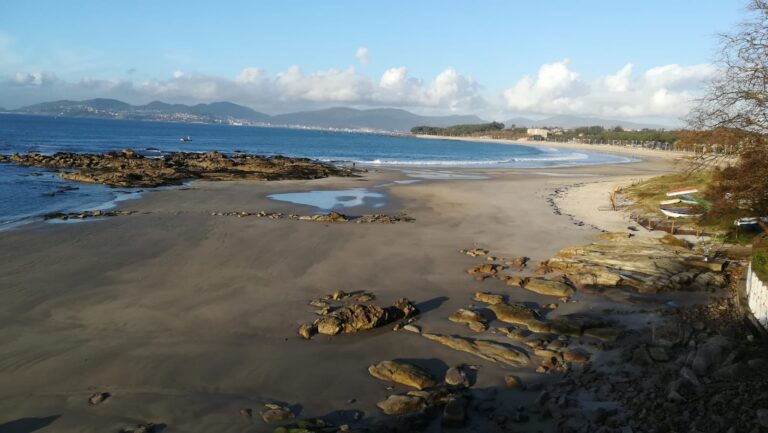 A praia a Calzoa, a difícil convivencia entre liberdade canina e respecto pola natureza