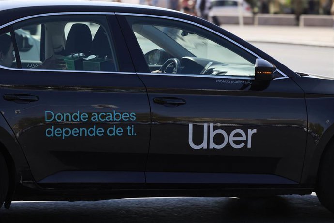 A Policía Local inmobiliza un vehículo de Uber e abre varios expedientes sancionadores de ata 6.000 euros