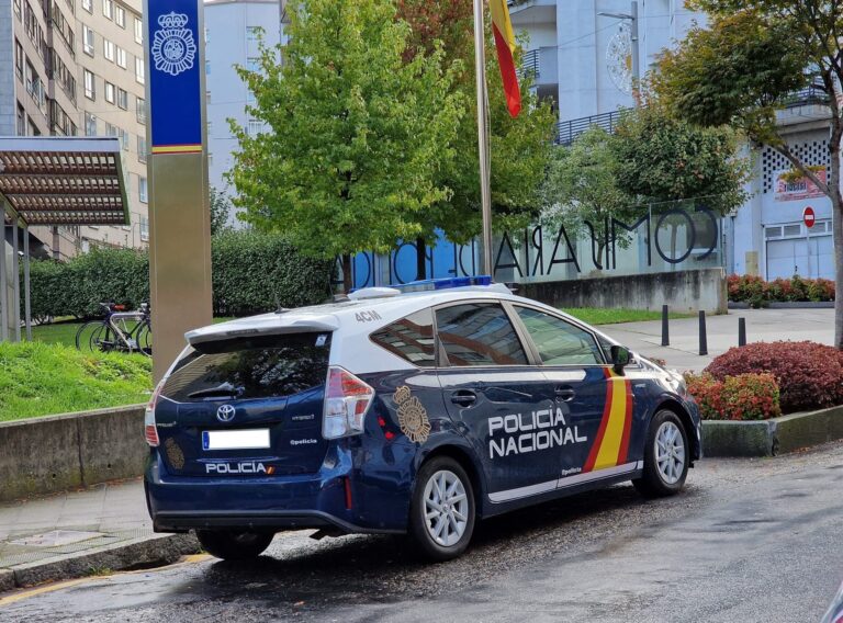 Axentes da Policía impiden que unha moza se precipite desde a última planta dun edificio