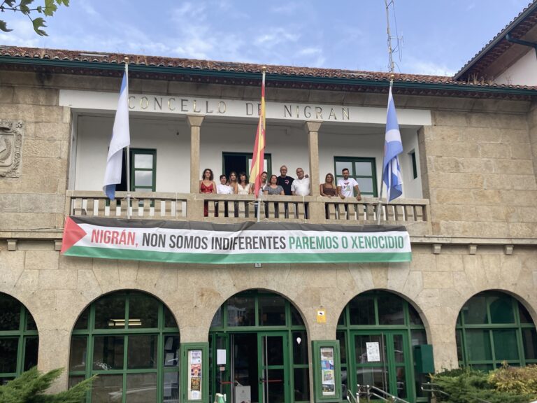 Nigrán instala unha gran pancarta na fachada do Concello contra a “barbarie” e o “xenocidio” en Palestina