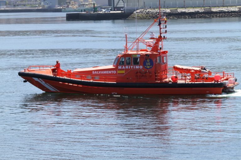 Remolcan unha embarcación fronte ás illas Cíes que quedou sen propulsión con 11 persoas a bordo