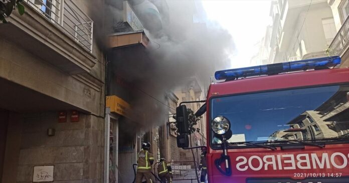 Arquivo - Os bombeiros interveñen na extinción do incendio. POLICÍA LOCAL DE VIGO - Arquivo