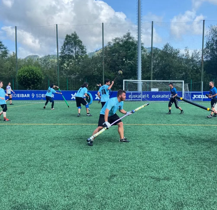 (Vídeo) Da ficción á realidade: o deporte de “darse de paus” que conquista Vigo