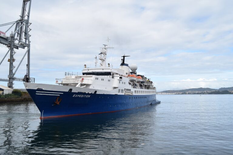 O estaleiro vigués San Enrique bota un catamarán e entrega un buque para a Antártida tras a súa posta a punto