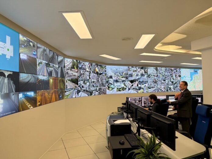 O alcalde de Vigo, Abel Caballero, na sala de control de Tráfico do Concello.. CONCELLO DE VIGO
