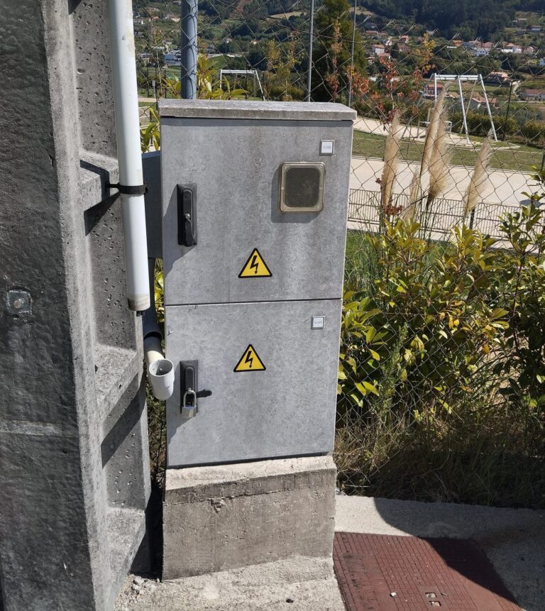 Denuncian corte de cableado eléctrico no Parque de Negros en Redondela