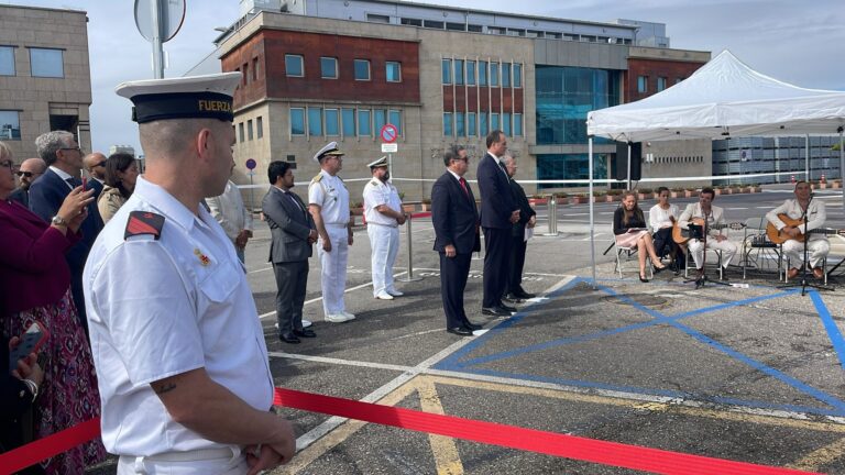 O embaixador de Perú rende homenaxe ás vítimas do Villa de Pitanxo no porto de Vigo
