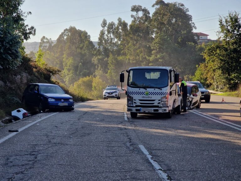 Tres persoas feridas nun choque frontolateral entre dous vehículos en Vigo