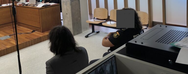 O comportamento violento dun acusado por roubo e violación obriga a celebrar a porta pechada o xuízo