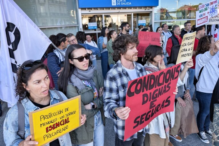 Traballadoras de Protección e Reforma de Menores concéntranse ante a delegación da Xunta para reclamar condicións laborais dignas