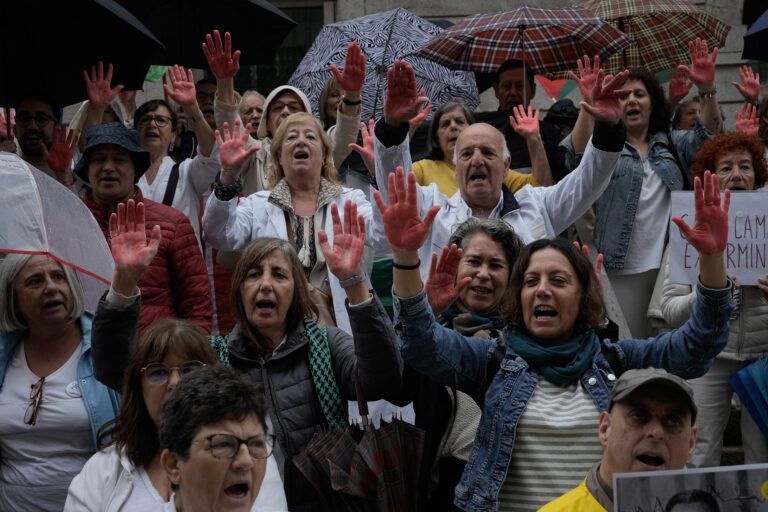 Un centenar de cidadáns mostran en Vigo o seu apoio aos sanitarios de Gaza: “Resistir é salvar vidas”
