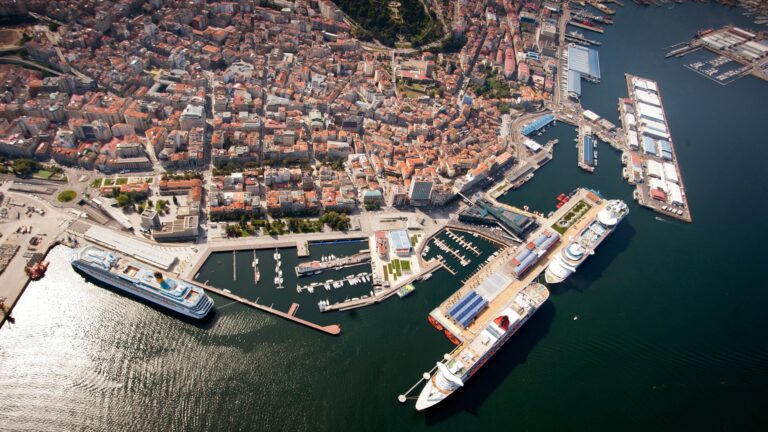 O Porto de Vigo suspende o tráfico marítimo por saída da regata A Solitaire du Figaro