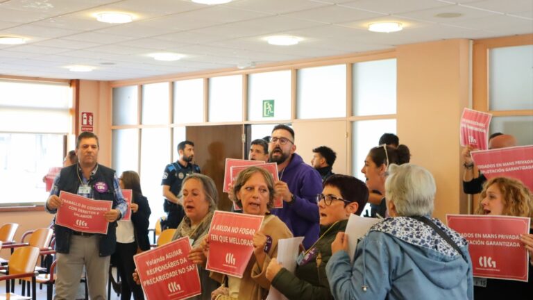 Protestas das traballadoras do SAF suspenden momentaneamente o Pleno de Vigo