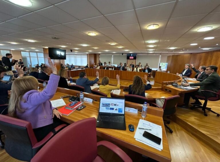 Luz verde do pleno vigués á subida do 4 % dos impostos municipais para 2026