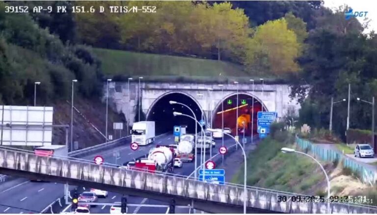 Accidente entre unha moto e un coche provoca longas retencións na AP-9 en Vigo
