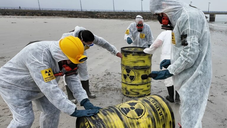 Ecoloxistas simulan a aparición de bidóns radioactivos en Vigo para alertar do risco na costa
