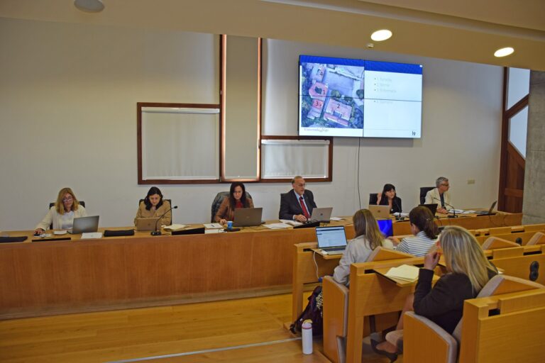 Estas son as prazas aprobadas pola UVigo na súa OPE 2025 para persoal docente e investigador e de xestión e administración