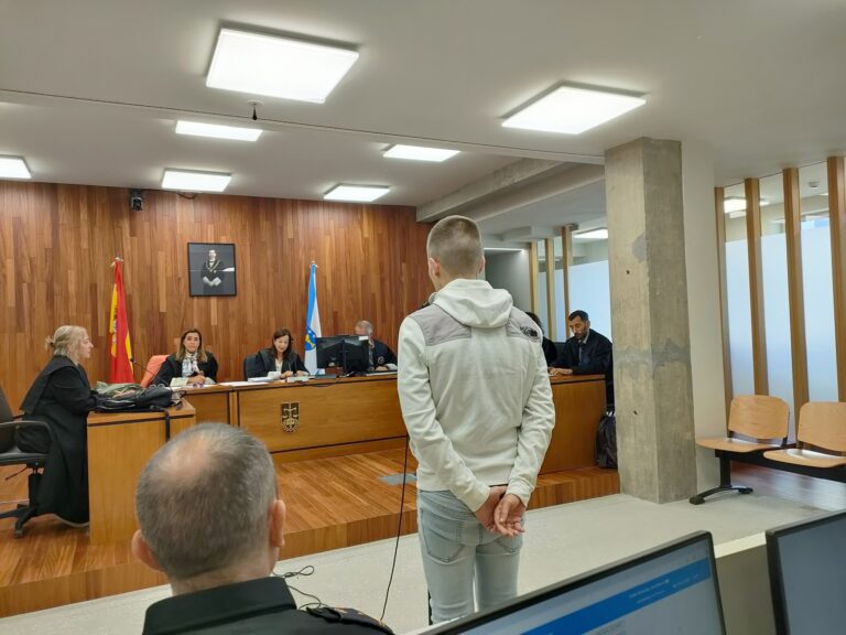 Acepta 3 anos e 9 meses de cárcere o mozo que apuñalou a outro durante o Entroido de Verán de Redondela en 2024