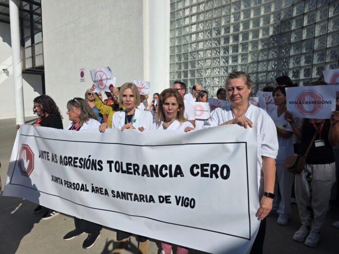 Concentración ante o hospital Meixoeiro de Vigo para denunciar unha nova agresión a unha enfermeira.. CIG