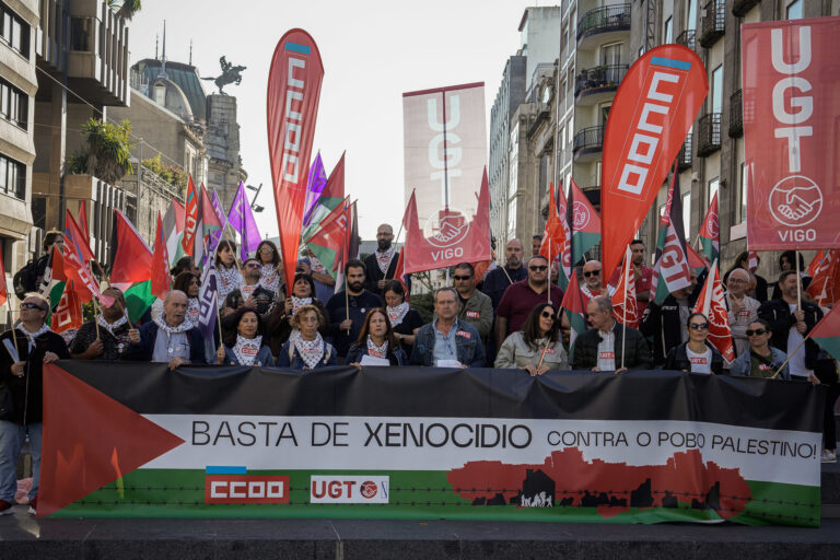 Manifestación en Vigo con centos de persoas nunha xornada de paros en apoio do pobo palestino e contra o xenocidio
