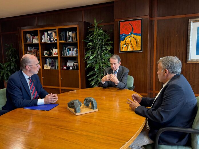 Reunión entre o alcalde de Vigo, Abel Caballero (c), o concelleiro vigués de Fomento, Francisco Pardo (d), e o alcalde de Baiona, Jesús Vázquez Almuíña (i) para abordar os problemas de abastecemento de auga en Baiona.. CONCELLO DE VIGO